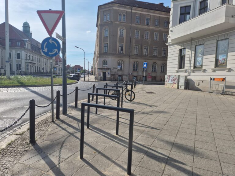 Bündnisgrüne erfreut über neue Fahrradständer