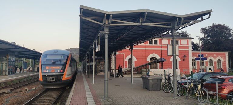 Volle Züge, längere Wartezeiten? Bündnisgrüne im Landkreis Görlitz warnen vor Kürzungen im Bahnverkehr